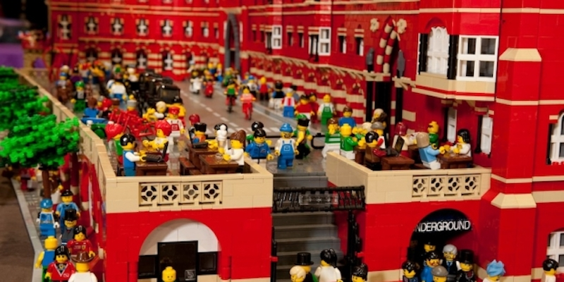 Illustration for article titled La mítica estación de trenes de St Pancras, en 120.000 piezas de Lego